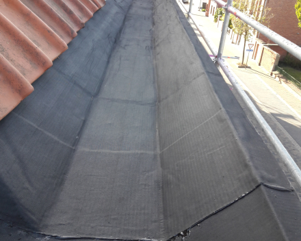 Epdm Resistit in bakgoot geplaatst met hechtprimer FG35. Naden gelast met hete lucht.