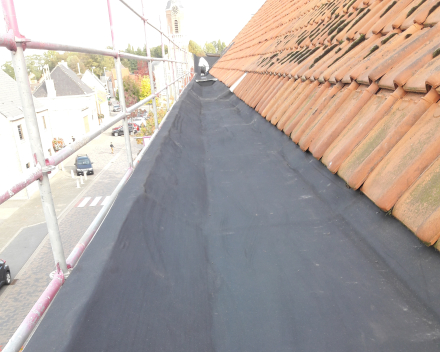 Epdm Resistit in bakgoot geplaatst met hechtprimer FG35. Naden gelast met hete lucht.