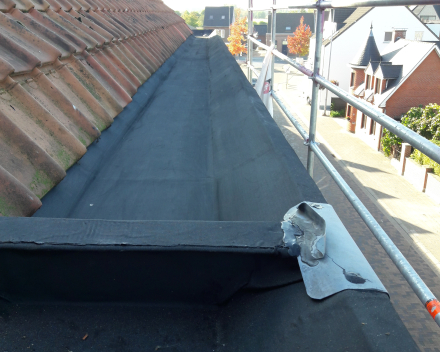 Epdm Resistit in bakgoot geplaatst met hechtprimer FG35. Naden gelast met hete lucht.