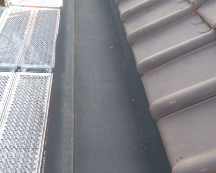 Epdm Resistit in bakgoot geplaatst met hechtprimer FG35. Naden gelast met hete lucht.