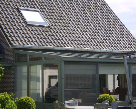 Rechte hanggoot in zink met inox goothaken. Afvoerbuis in zink met inox scharnierbeugels.