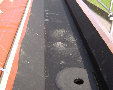 Epdm Tridex in bakgoot volvlakkig verlijmd. Tapbuis in PE met epdm flap.