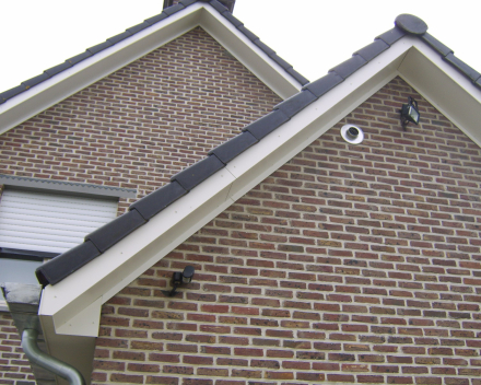 oversteek in Rockpanel + zinken hanggoot