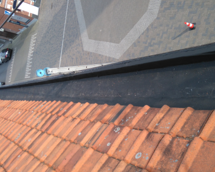 Epdm Resistit geplaatst met hechtprimer FG35 en de naden gelast met hete lucht.