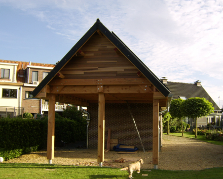 Afwerking carport met cederhout planchet.